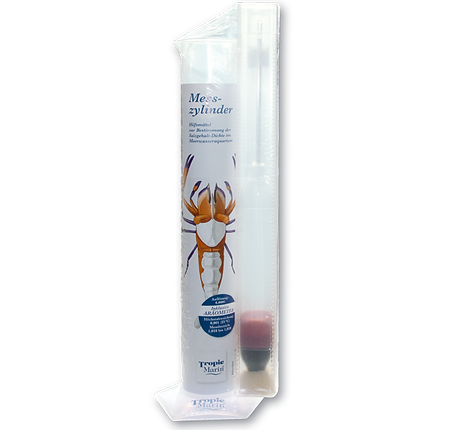 Set aus hohem, transparentem Messzylinder und schlankem Präzisions-Aräometer von Tropic Marin. Aräometer mit roter Spitze zur genauen Bestimmung von Dichte und Salzgehalt in Meerwasseraquarien. Zylinder mit Beschriftung und Krabben-Logo.