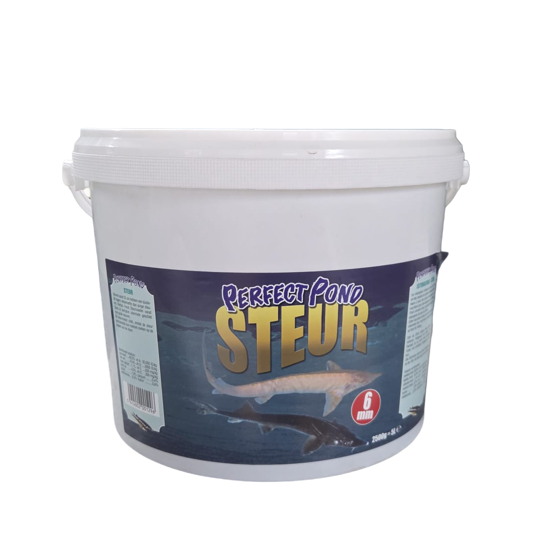 Seau en plastique blanc avec couvercle, contenant de la nourriture pour esturgeons. L'étiquette représente deux esturgeons sous l'eau (clair et foncé) avec l'inscription «Perfect Pond STEUR » et la taille des granulés « 6 mm ». En bas : « 2,5 kg / 5 L ».