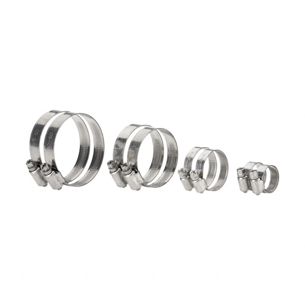 Quatre colliers de serrage métalliques brillants de tailles différentes sont alignés sur fond blanc, du plus grand à gauche au plus petit à droite. Bande rainurée et fermeture à vis, pour diamètres de 20 à 60 mm, idéal bassins et aquariums.